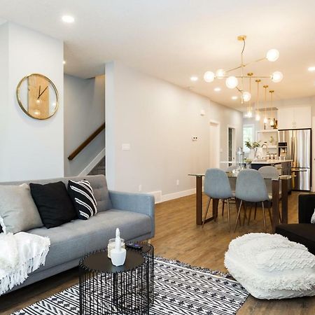 Contemporary Farmhouse Home - King Bed - Double Garage Parking - Free Wifi & Netflix - Long Stays Welcome Едмонтон Екстер'єр фото