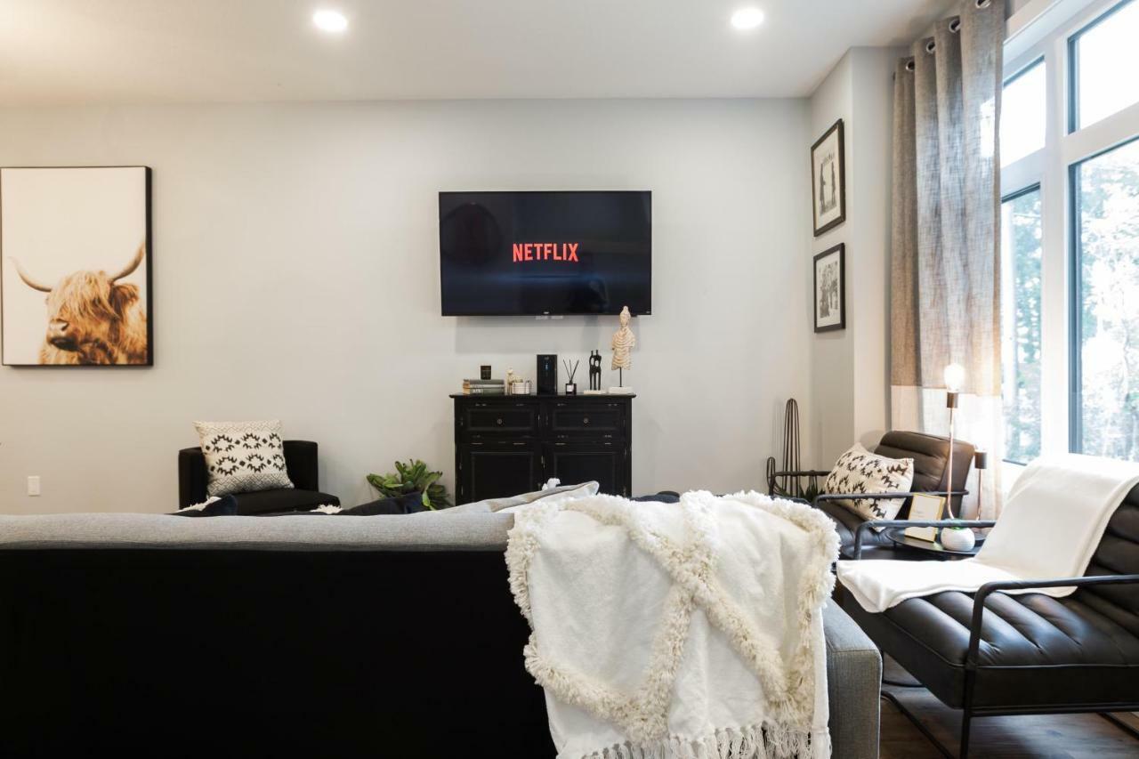 Contemporary Farmhouse Home - King Bed - Double Garage Parking - Free Wifi & Netflix - Long Stays Welcome Едмонтон Екстер'єр фото