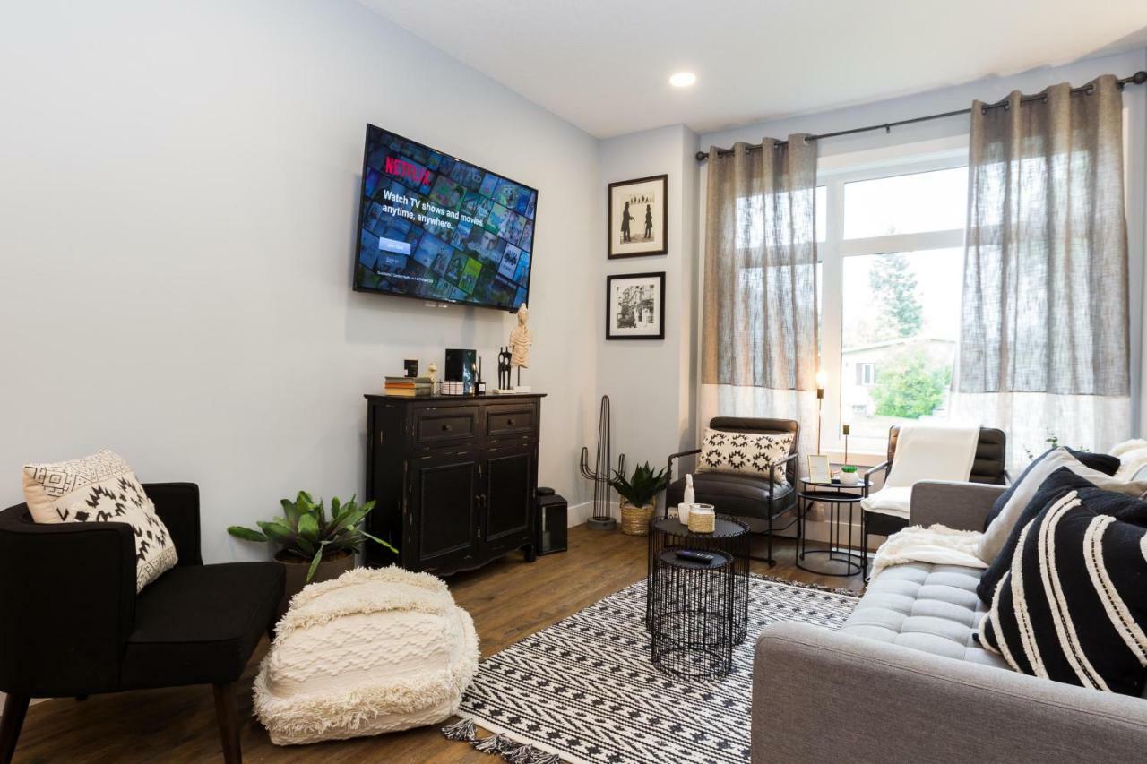 Contemporary Farmhouse Home - King Bed - Double Garage Parking - Free Wifi & Netflix - Long Stays Welcome Едмонтон Екстер'єр фото