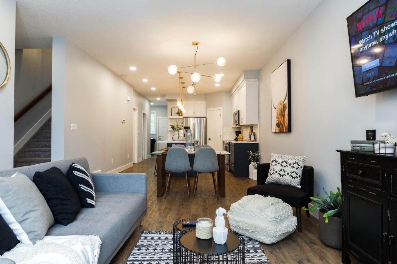 Contemporary Farmhouse Home - King Bed - Double Garage Parking - Free Wifi & Netflix - Long Stays Welcome Едмонтон Екстер'єр фото