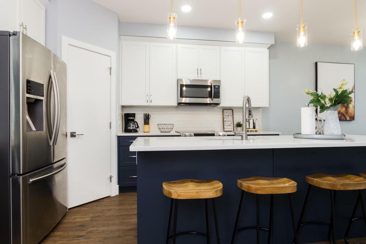Contemporary Farmhouse Home - King Bed - Double Garage Parking - Free Wifi & Netflix - Long Stays Welcome Едмонтон Екстер'єр фото