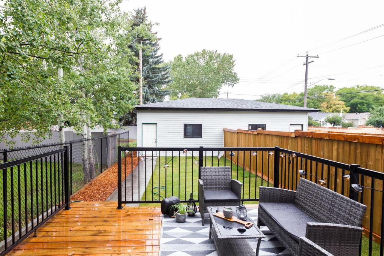 Contemporary Farmhouse Home - King Bed - Double Garage Parking - Free Wifi & Netflix - Long Stays Welcome Едмонтон Екстер'єр фото