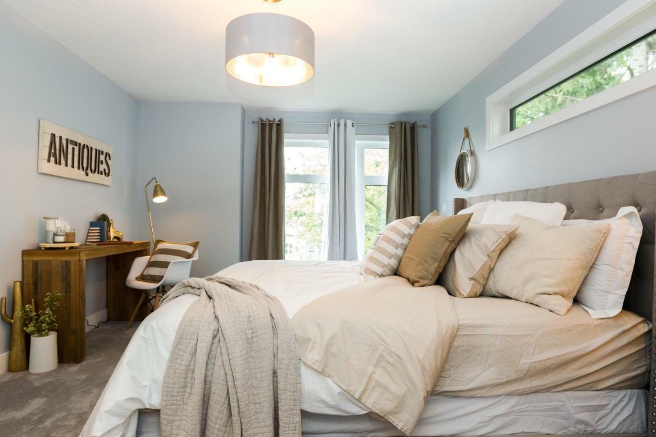 Contemporary Farmhouse Home - King Bed - Double Garage Parking - Free Wifi & Netflix - Long Stays Welcome Едмонтон Екстер'єр фото