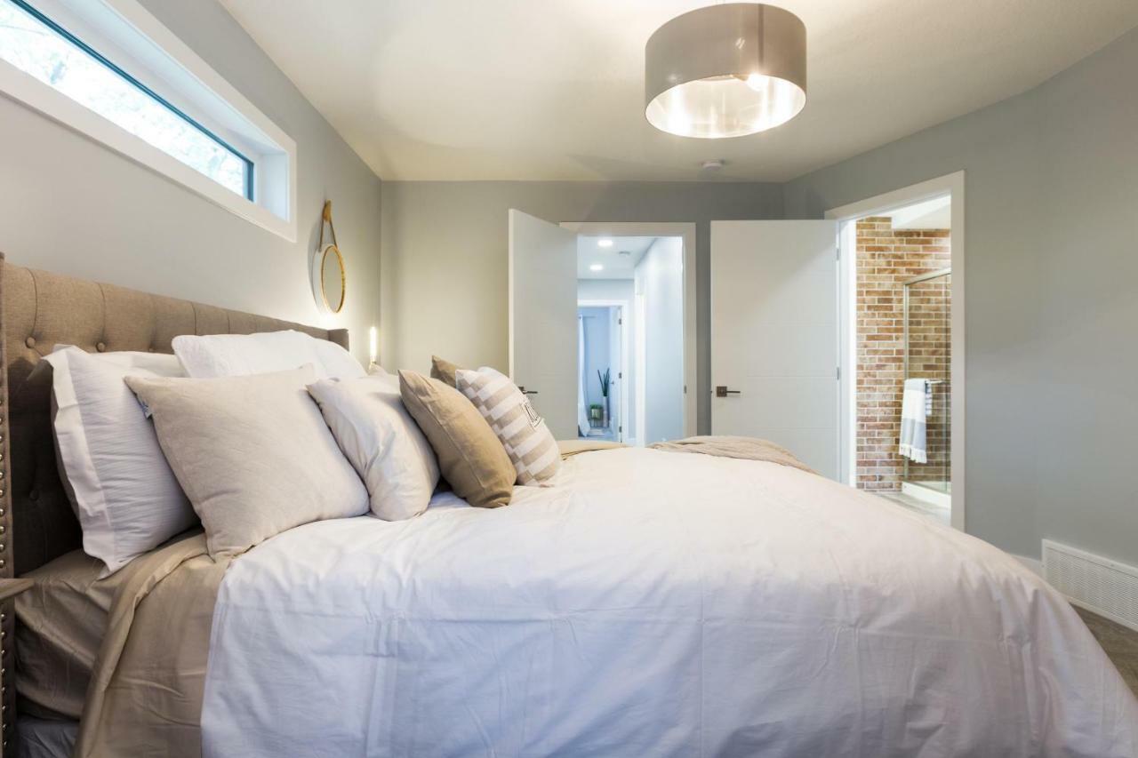 Contemporary Farmhouse Home - King Bed - Double Garage Parking - Free Wifi & Netflix - Long Stays Welcome Едмонтон Екстер'єр фото