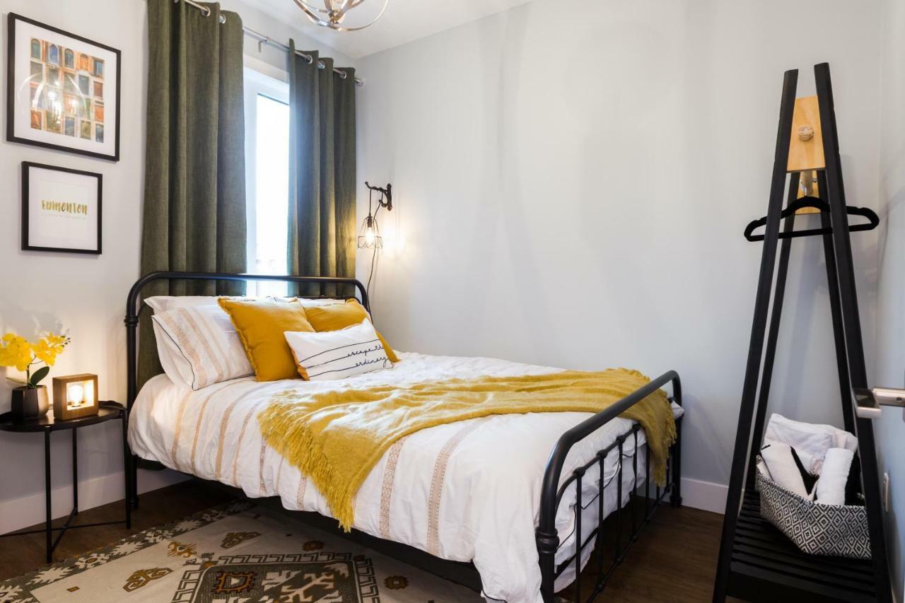 Contemporary Farmhouse Home - King Bed - Double Garage Parking - Free Wifi & Netflix - Long Stays Welcome Едмонтон Екстер'єр фото