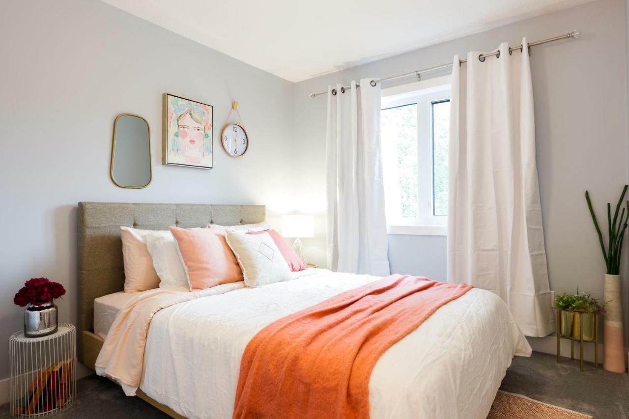 Contemporary Farmhouse Home - King Bed - Double Garage Parking - Free Wifi & Netflix - Long Stays Welcome Едмонтон Екстер'єр фото
